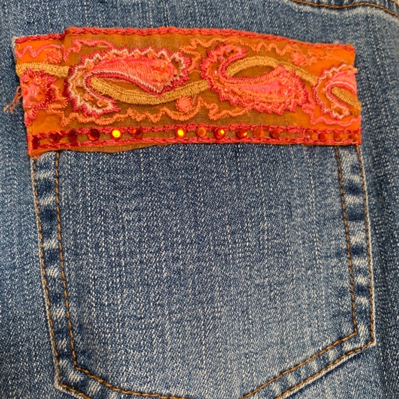 Cute jeans, size 8, embellished cuffs and back pockets - Picture 7 of 13